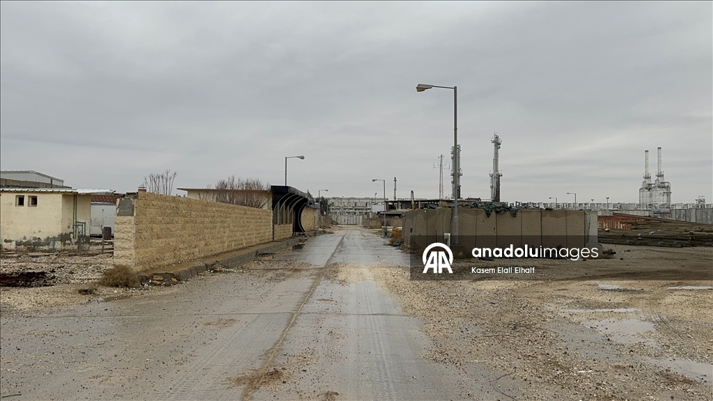 Suriye'nin Deyrizor ilindeki aşiretler, Fırat'ın doğusundaki Ömer petrol ve Kuniko gaz sahasını ele geçirdi