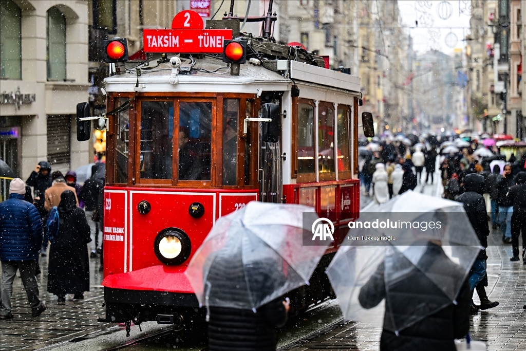 İstanbul'da kar yağışı aralıklarla etkili oldu