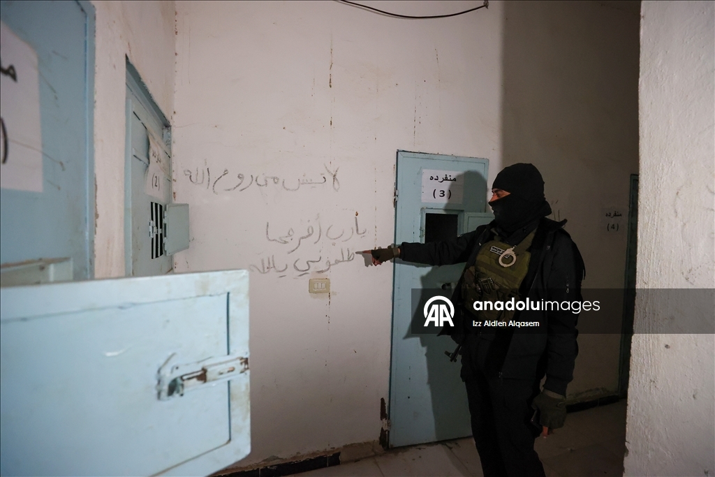 سوريا.. فريق الأناضول يدخل سجن الطبقة بعد انسحاب "قسد" منه