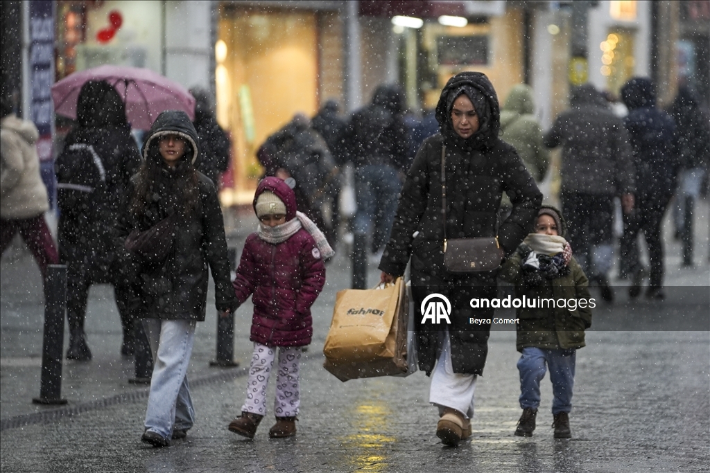İstanbul'da kar yağışı aralıklarla etkili oldu