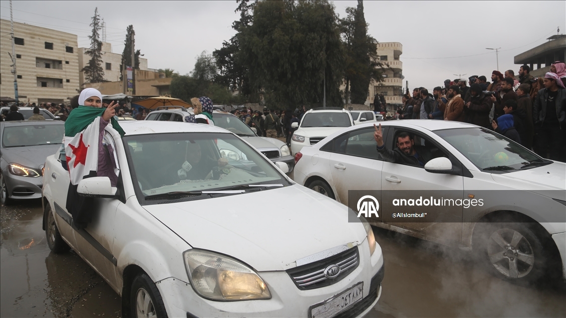 Soğuk ve yağmura rağmen Suriyeliler eve dönüş sevinci yaşıyor