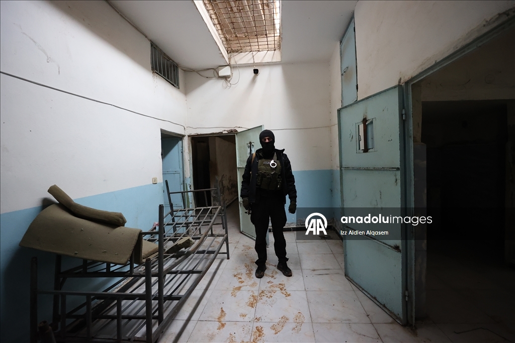 سوريا.. فريق الأناضول يدخل سجن الطبقة بعد انسحاب "قسد" منه