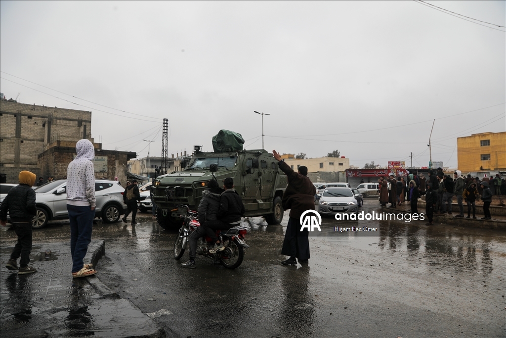 Soğuk ve yağmura rağmen Suriyeliler eve dönüş sevinci yaşıyor