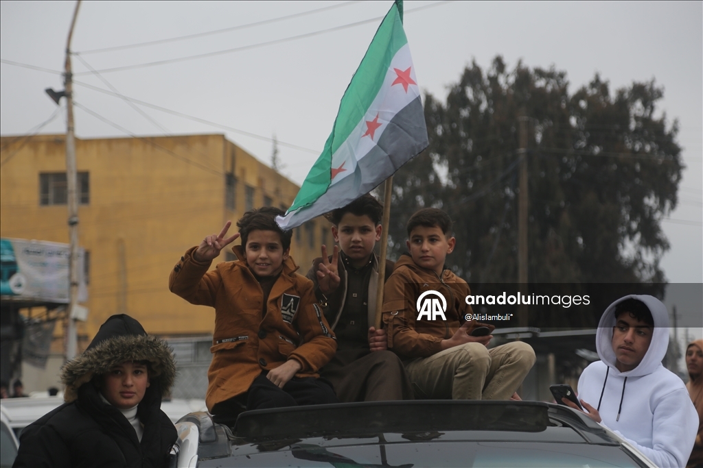 Soğuk ve yağmura rağmen Suriyeliler eve dönüş sevinci yaşıyor