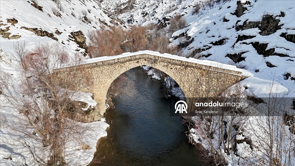 Hakkari'de tarihi yapılar kar manzarasıyla görüntülendi