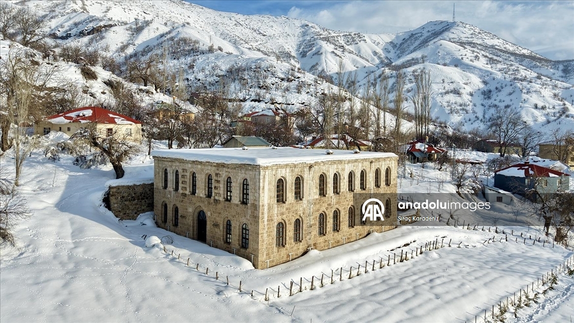 Hakkari'de tarihi yapılar kar manzarasıyla görüntülendi