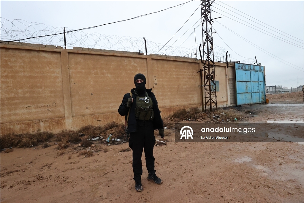 AA, Suriye'nin Tabka ilçesindeki terör örgütü YPG/SDG hapishanesini görüntüledi