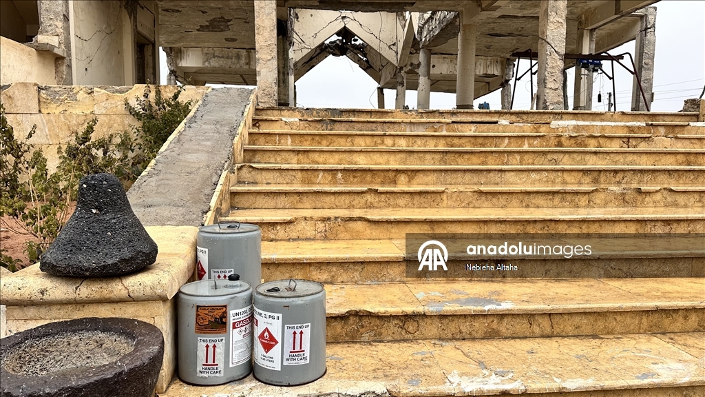 AA, Suriye'nin Tabka kentinde YPG/SDG'nin dron atölyesine çevirip tünellere bağladığı kiliseyi görüntüledi