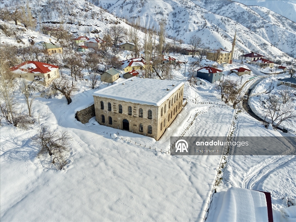 Hakkari'de tarihi yapılar kar manzarasıyla görüntülendi