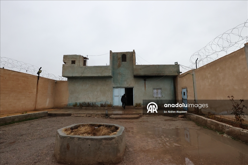 سوريا.. فريق الأناضول يدخل سجن الطبقة بعد انسحاب "قسد" منه