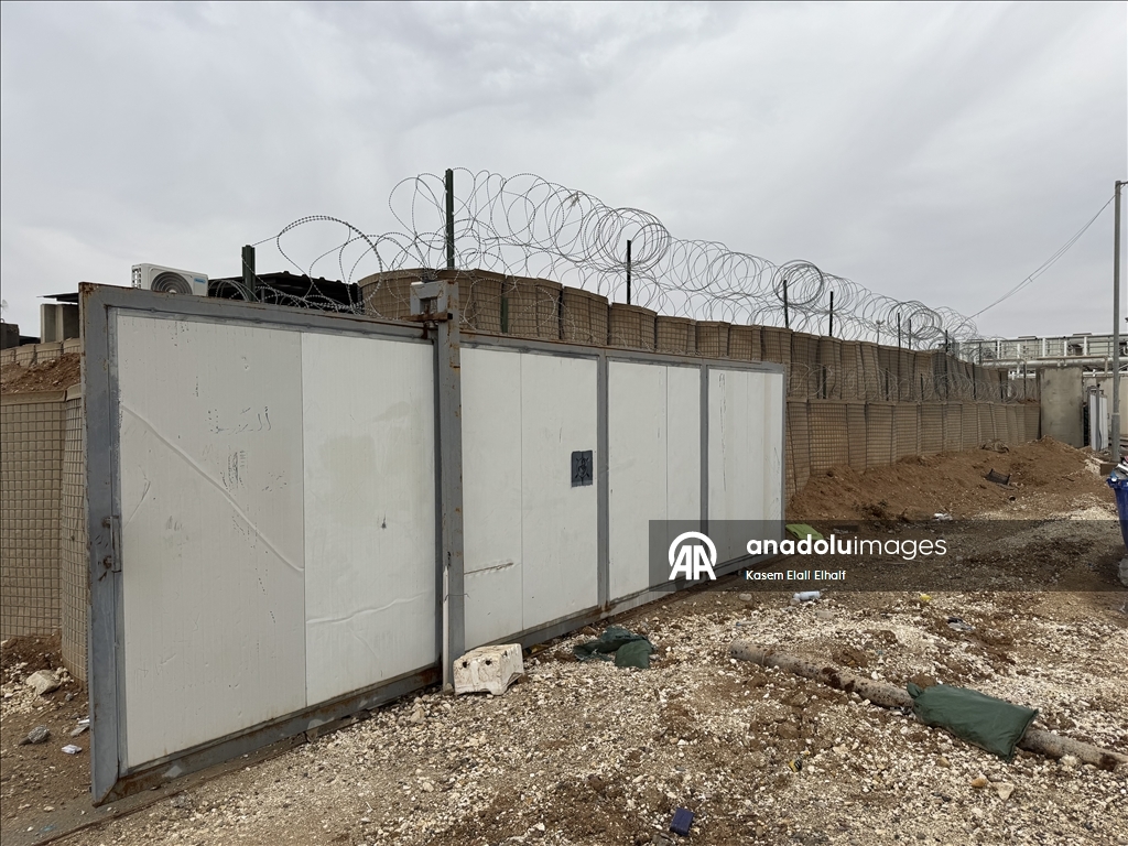 Suriye'nin Deyrizor ilindeki aşiretler, Fırat'ın doğusundaki Ömer petrol ve Kuniko gaz sahasını ele geçirdi