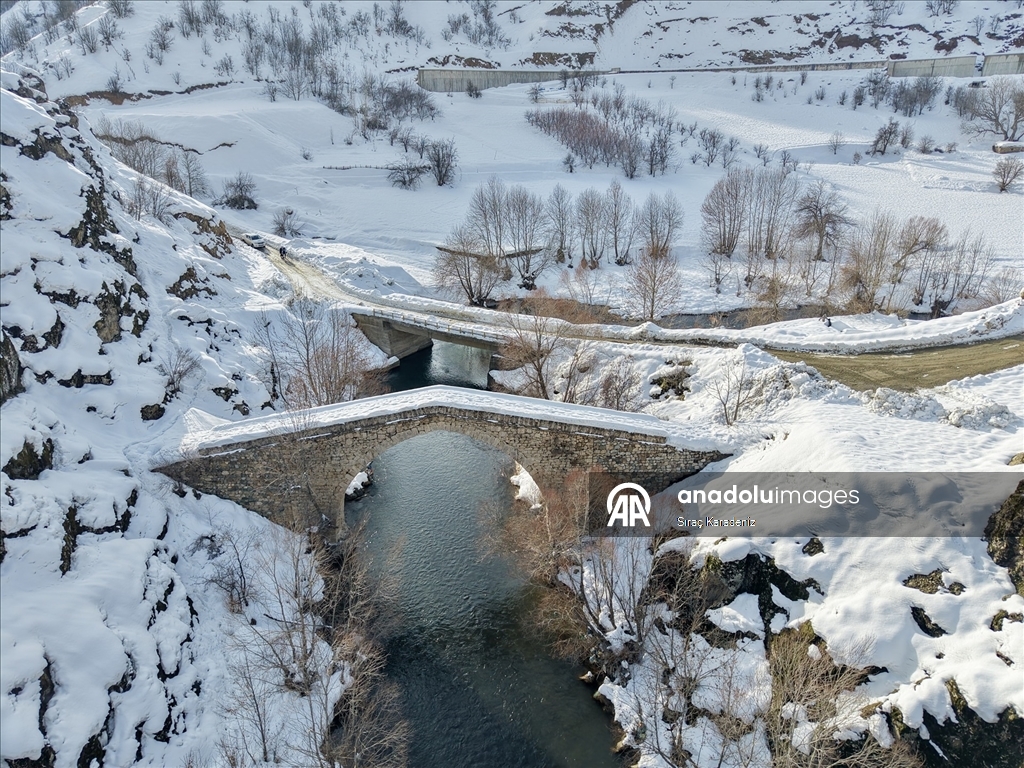 Hakkari'de tarihi yapılar kar manzarasıyla görüntülendi