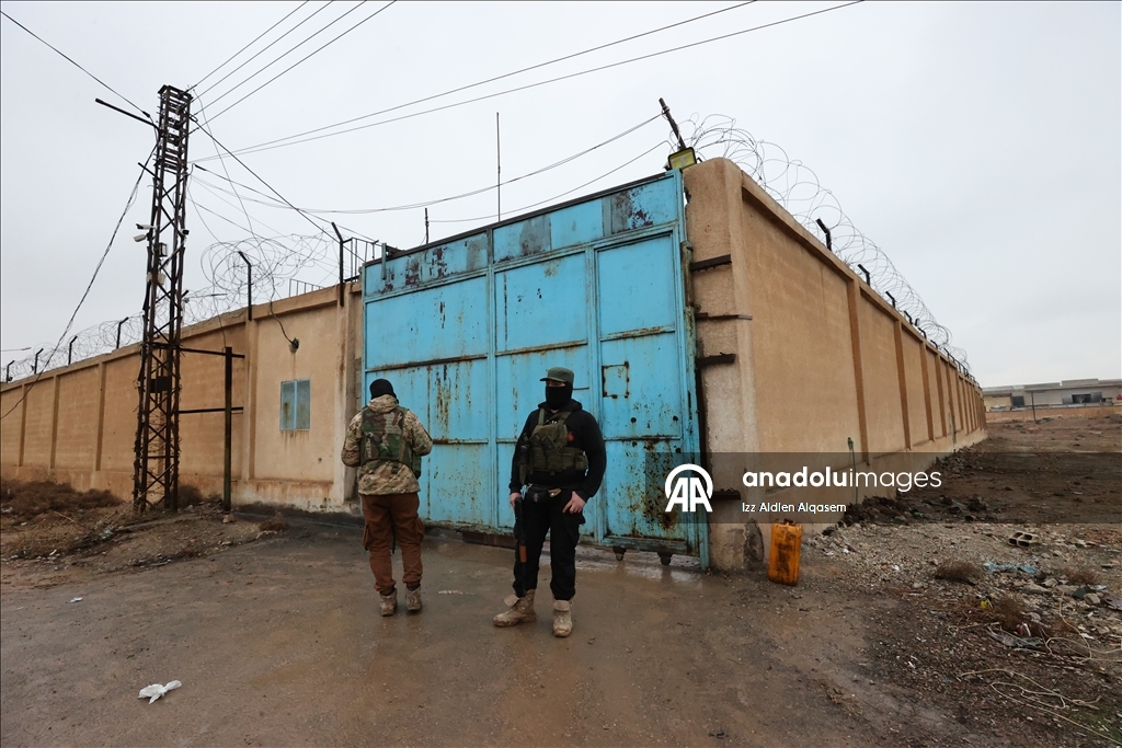 AA, Suriye'nin Tabka ilçesindeki terör örgütü YPG/SDG hapishanesini görüntüledi