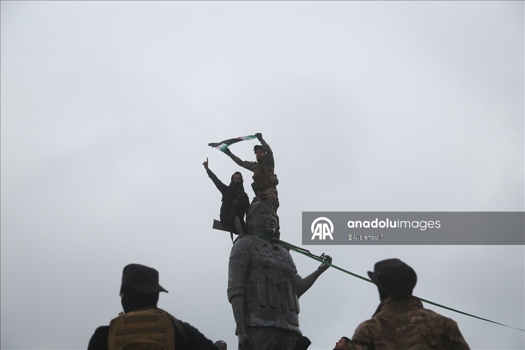 Soğuk ve yağmura rağmen Suriyeliler eve dönüş sevinci yaşıyor