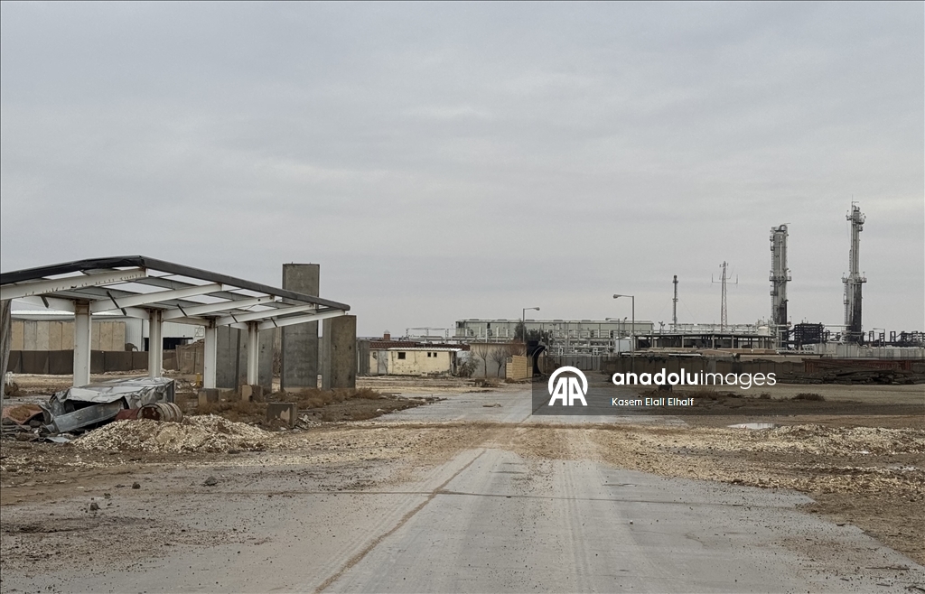 Suriye'nin Deyrizor ilindeki aşiretler, Fırat'ın doğusundaki Ömer petrol ve Kuniko gaz sahasını ele geçirdi