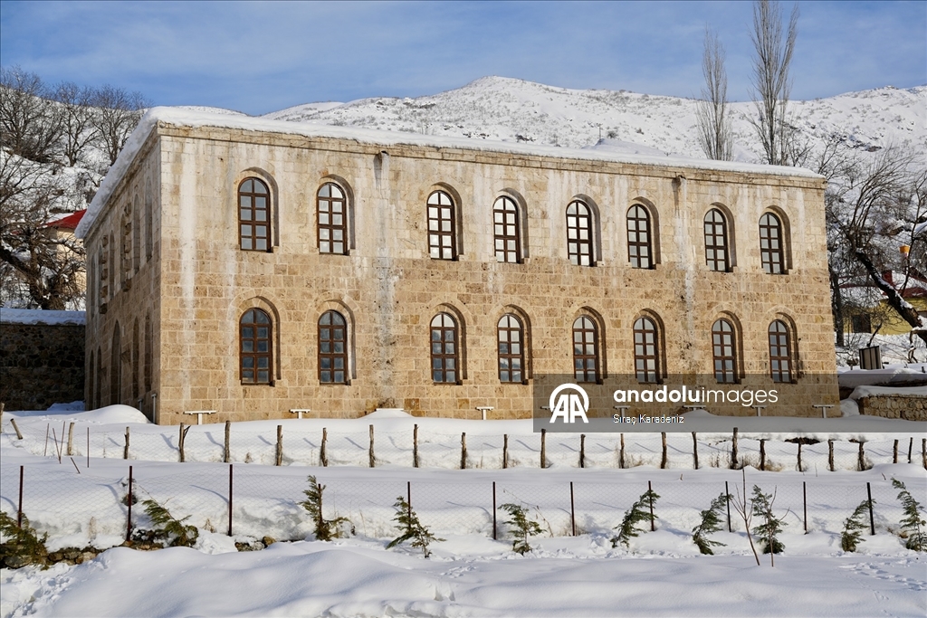 Hakkari'de tarihi yapılar kar manzarasıyla görüntülendi