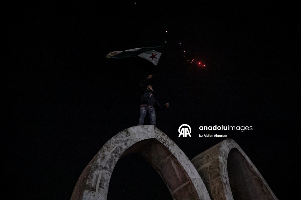 Suriye'nin Rakka kentindeki halk, bölgenin terör örgütü YPG/SDG'den kurtarılmasını kutladı