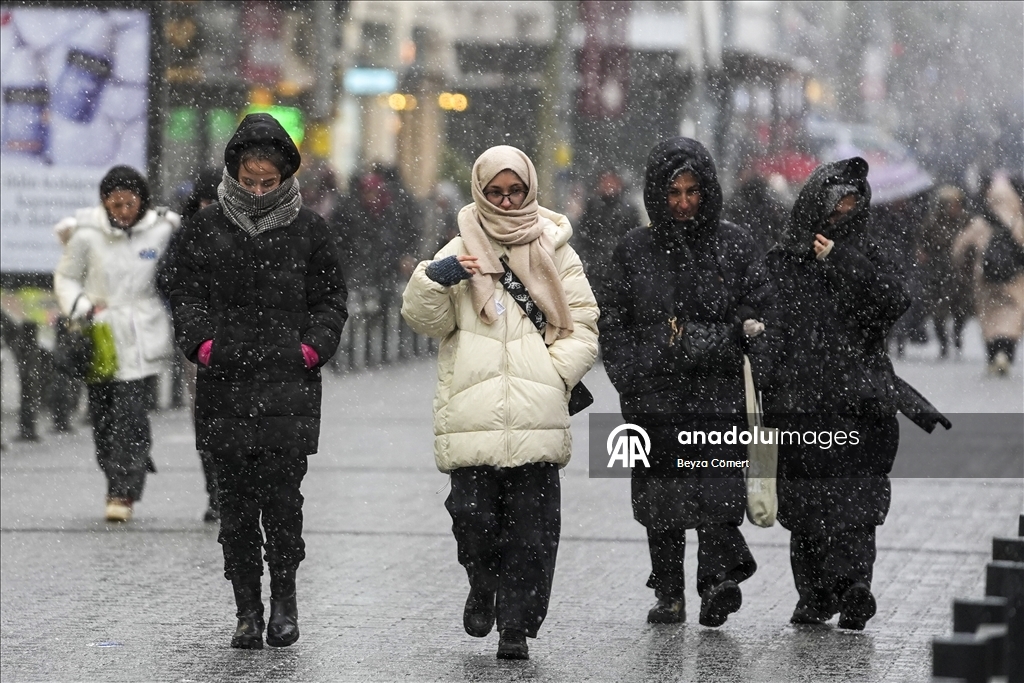 İstanbul'da kar yağışı aralıklarla etkili oldu