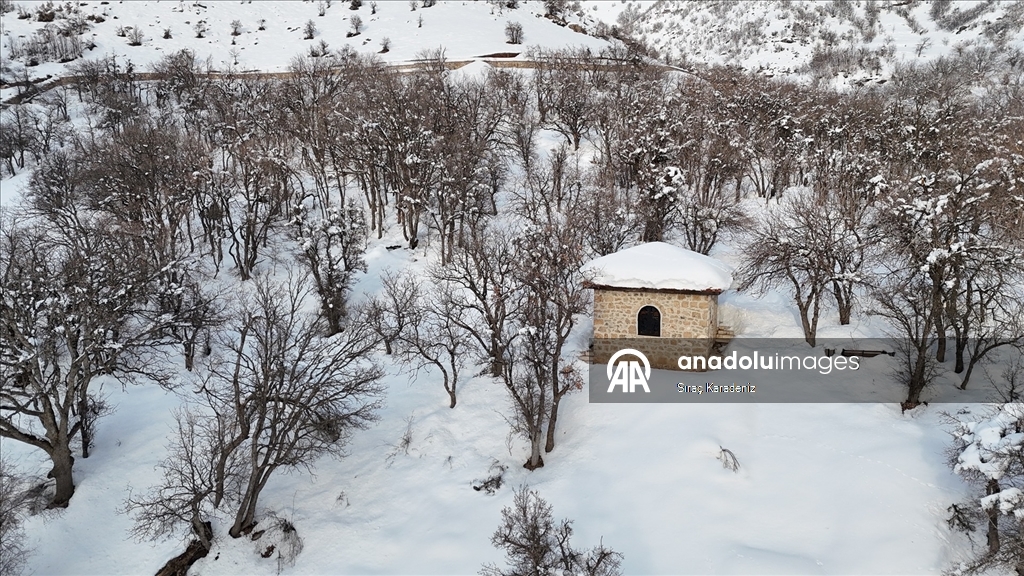 Hakkari'de tarihi yapılar kar manzarasıyla görüntülendi