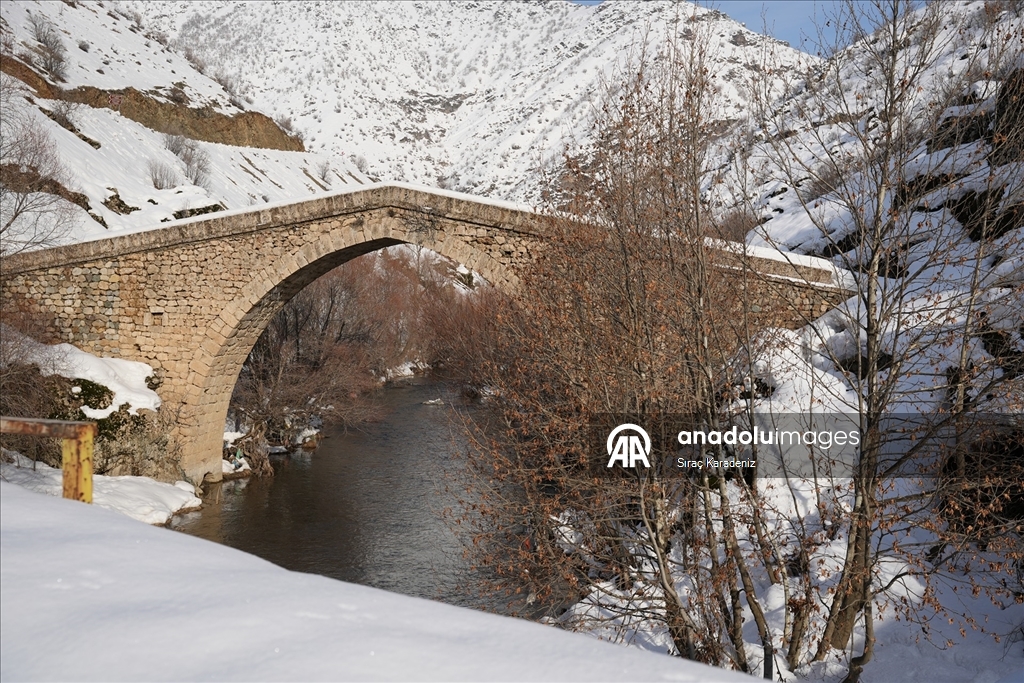 Hakkari'de tarihi yapılar kar manzarasıyla görüntülendi