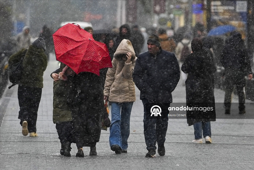 İstanbul'da kar yağışı aralıklarla etkili oldu