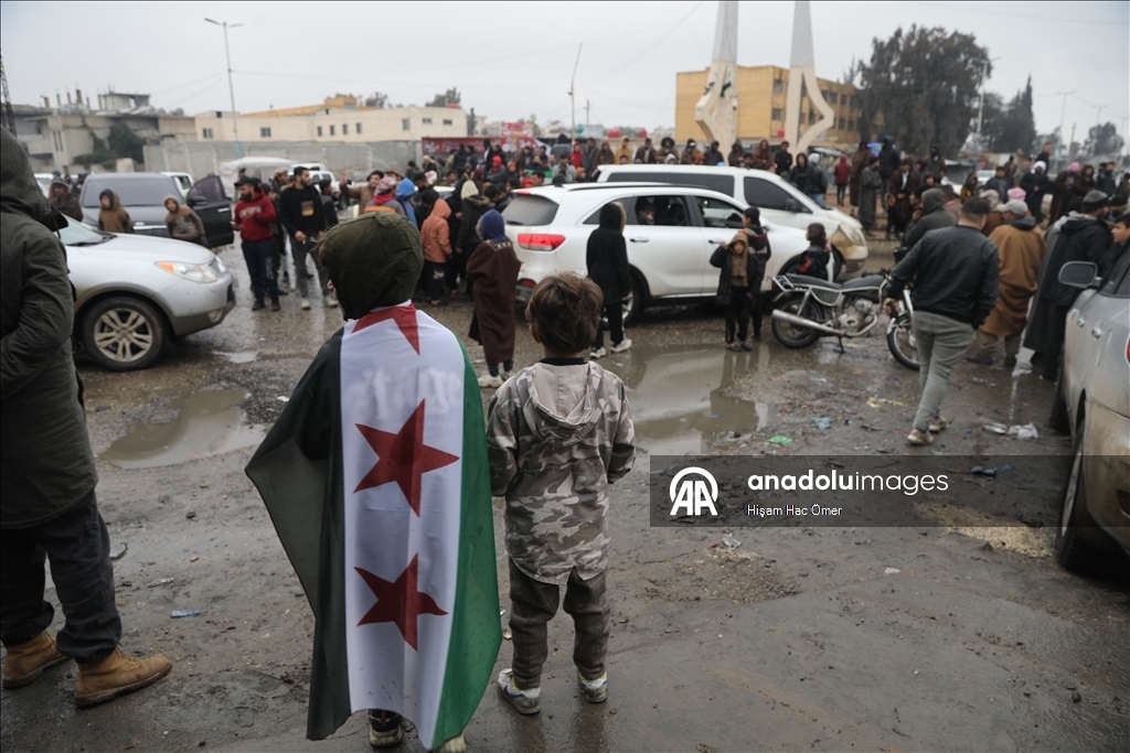 Soğuk ve yağmura rağmen Suriyeliler eve dönüş sevinci yaşıyor