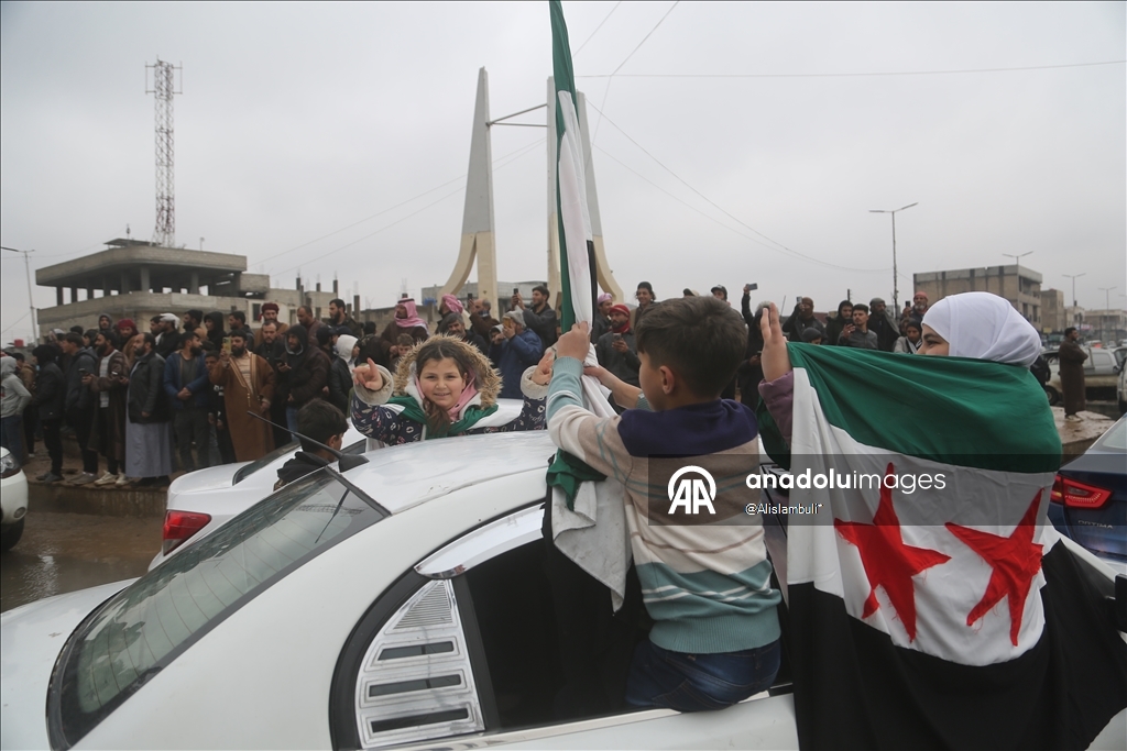 Soğuk ve yağmura rağmen Suriyeliler eve dönüş sevinci yaşıyor