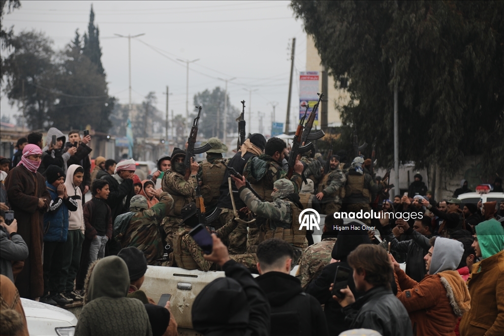 Soğuk ve yağmura rağmen Suriyeliler eve dönüş sevinci yaşıyor