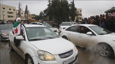Soğuk ve yağmura rağmen Suriyeliler eve dönüş sevinci yaşıyor