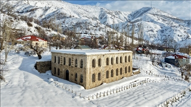Hakkari'de tarihi yapılar kar manzarasıyla görüntülendi