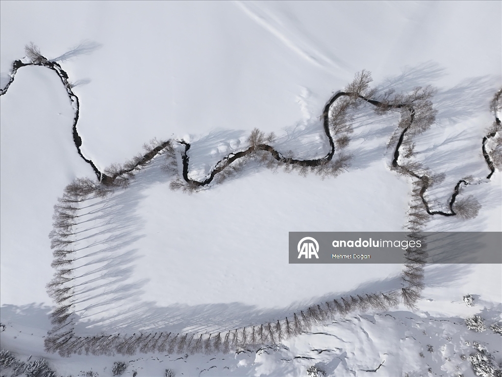 Yozgat'ta kar güzelliği eklenen menderesler havadan görüntülendi