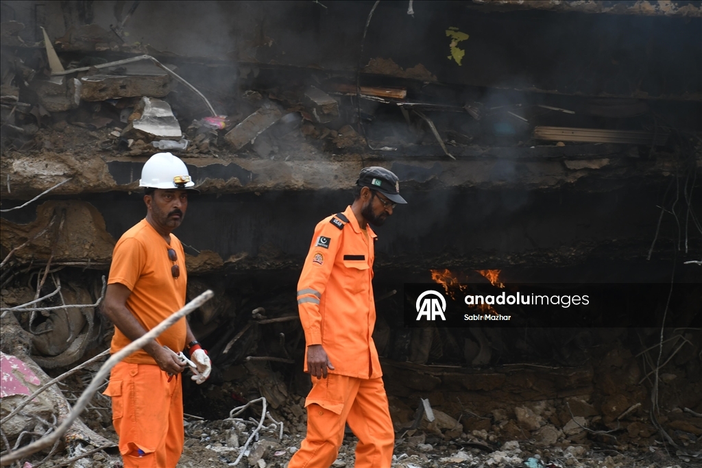 Число погибших при пожаре в торговом центре в Пакистане возросло до 14
