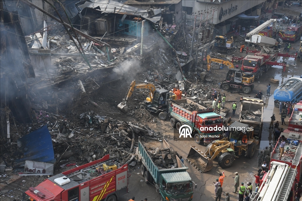 Число погибших при пожаре в торговом центре в Пакистане возросло до 14