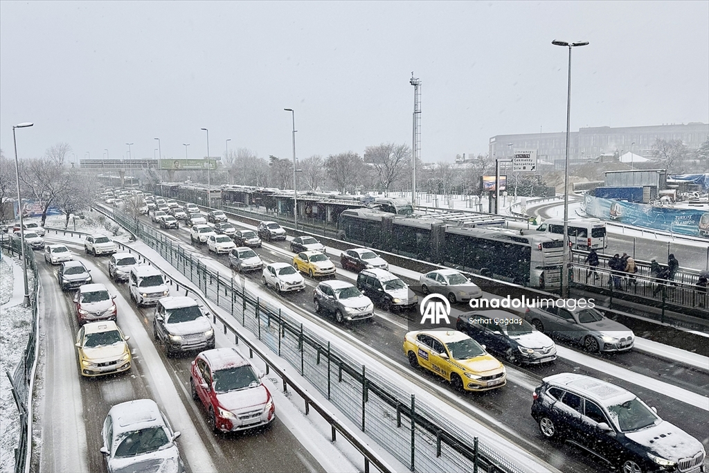 İstanbul'da kar yağışı etkisini sürdürüyor
