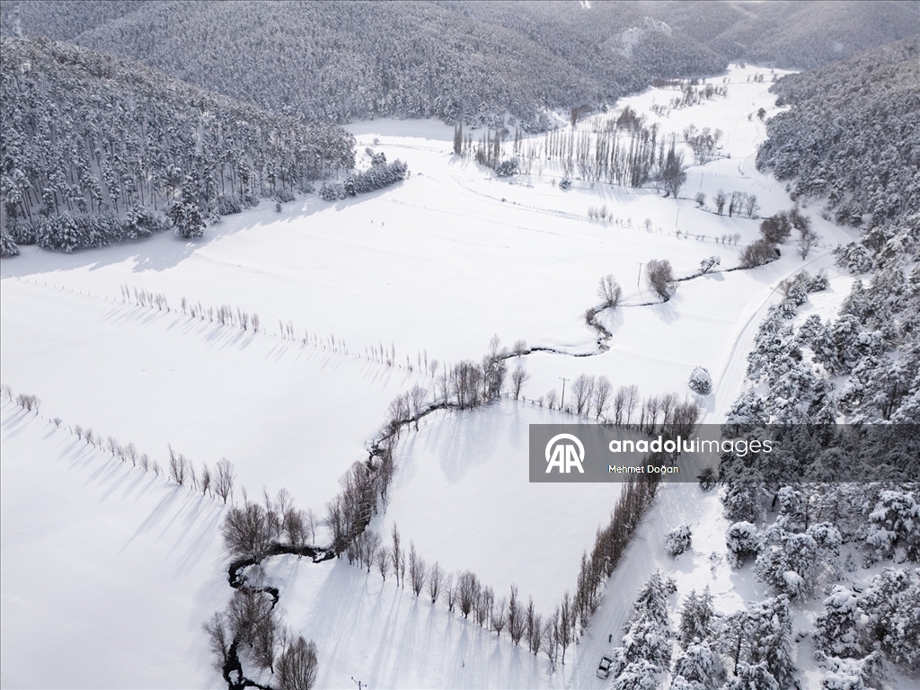 Yozgat'ta kar güzelliği eklenen menderesler havadan görüntülendi