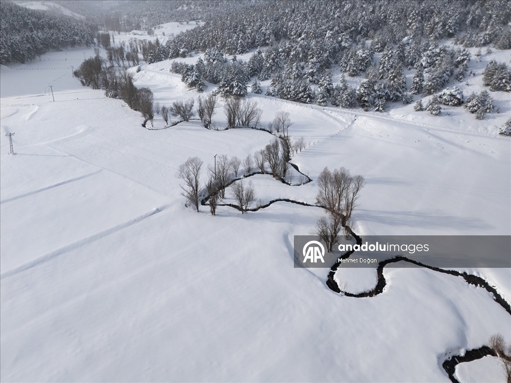 Yozgat'ta kar güzelliği eklenen menderesler havadan görüntülendi