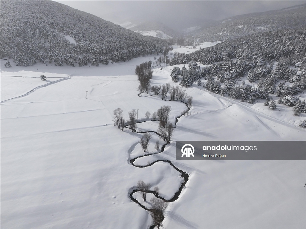 Yozgat'ta kar güzelliği eklenen menderesler havadan görüntülendi