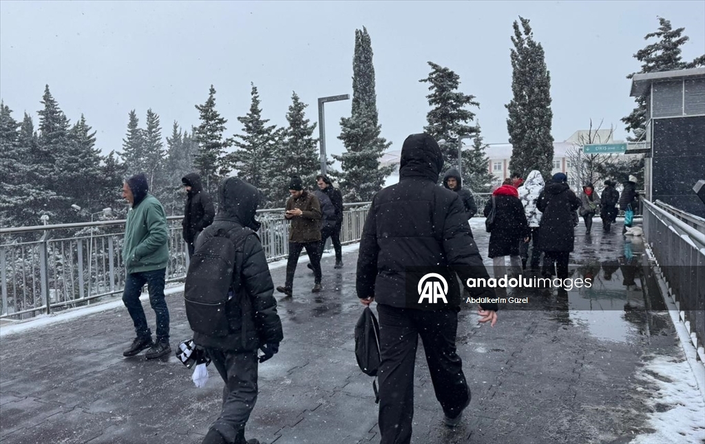 İstanbul'da kar yağışı etkisini sürdürüyor