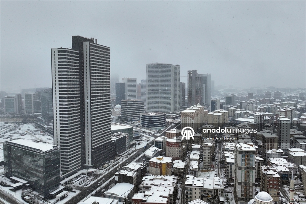 İstanbul'da kar yağışı etkisini sürdürüyor