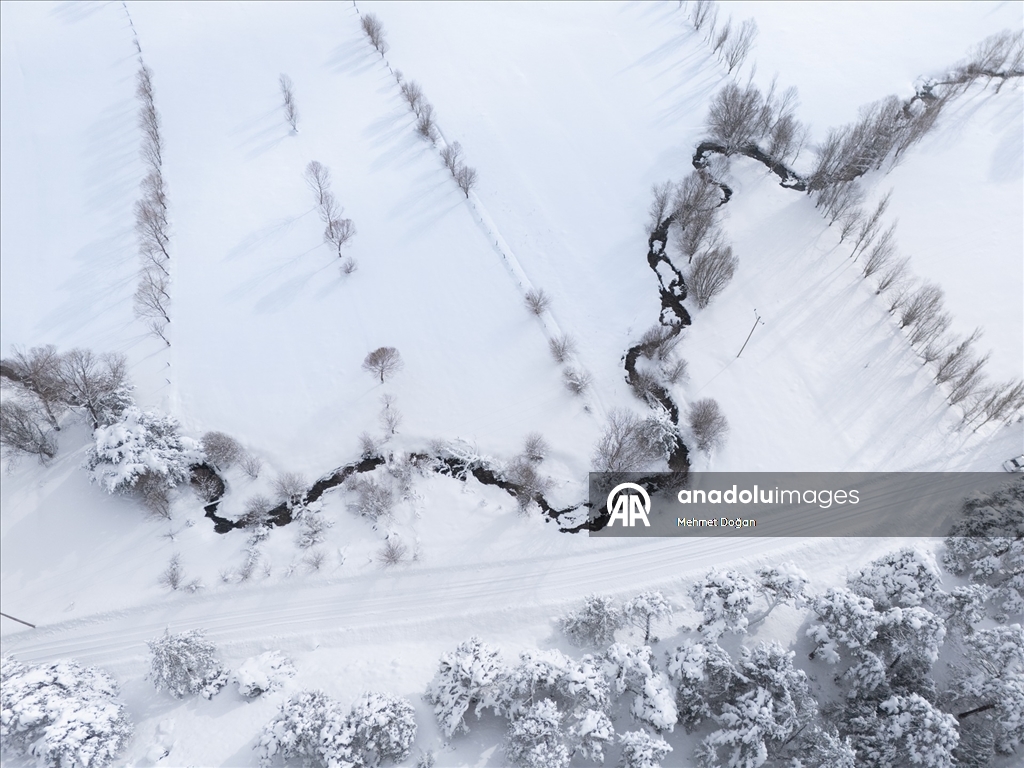 Yozgat'ta kar güzelliği eklenen menderesler havadan görüntülendi
