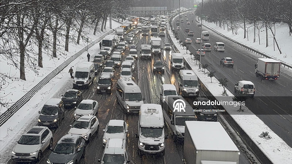 İstanbul'da kar yağışı etkisini sürdürüyor