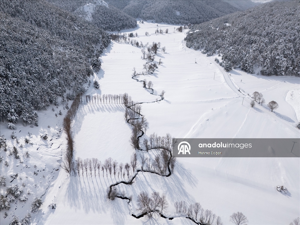 Yozgat'ta kar güzelliği eklenen menderesler havadan görüntülendi