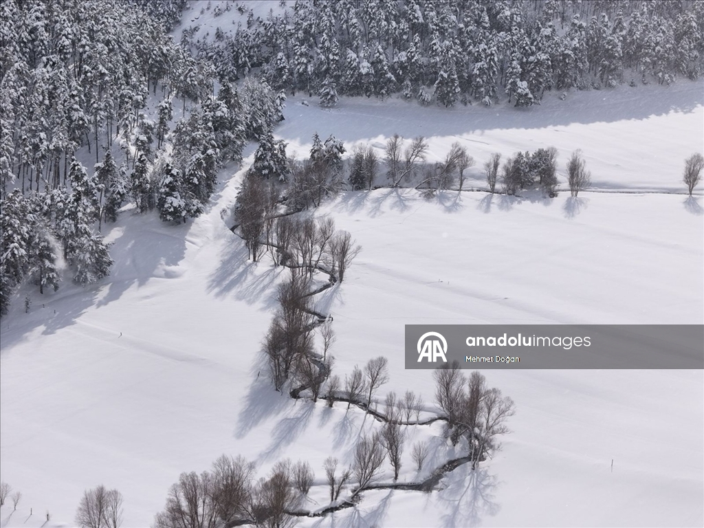 Yozgat'ta kar güzelliği eklenen menderesler havadan görüntülendi