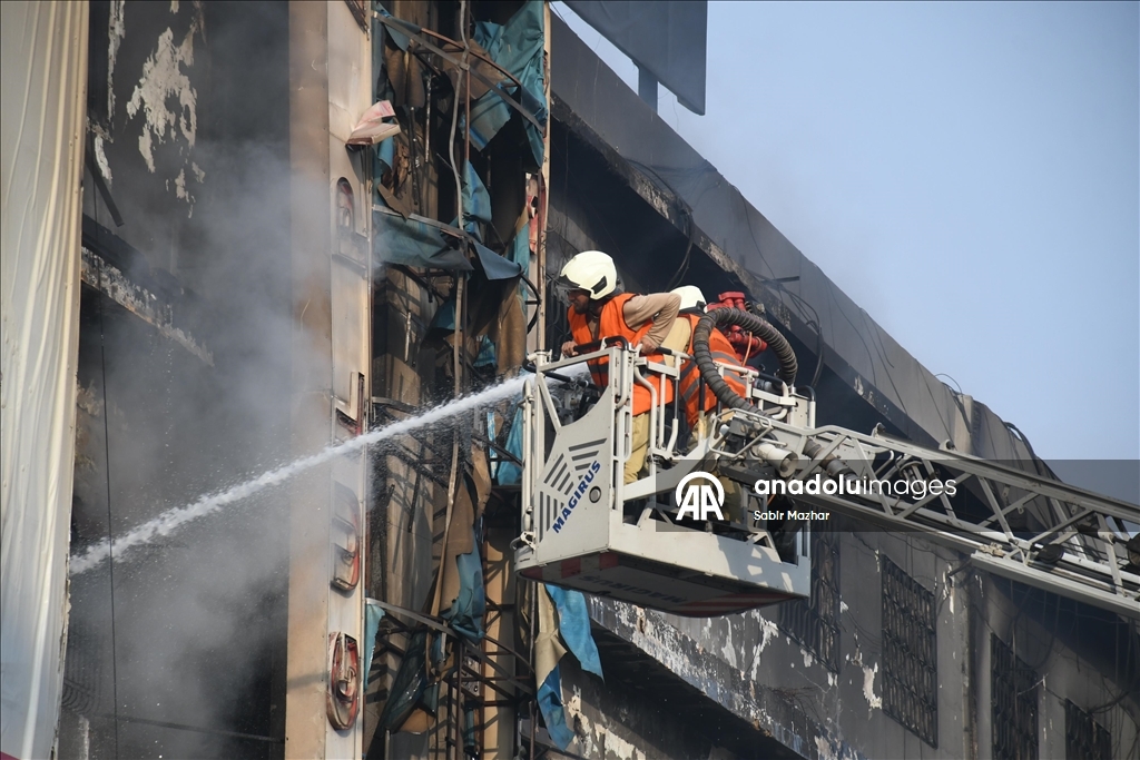 Число погибших при пожаре в торговом центре в Пакистане возросло до 14
