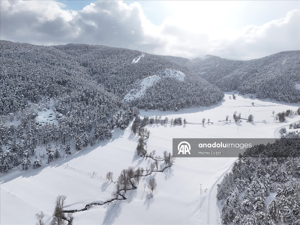 Yozgat'ta kar güzelliği eklenen menderesler havadan görüntülendi