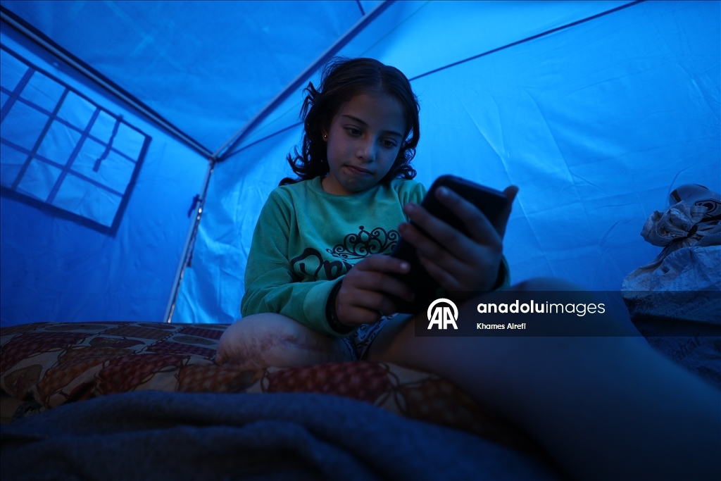 Палестинская девочка, потерявшая ногу и семью в результате израильского удара, пытается выжить