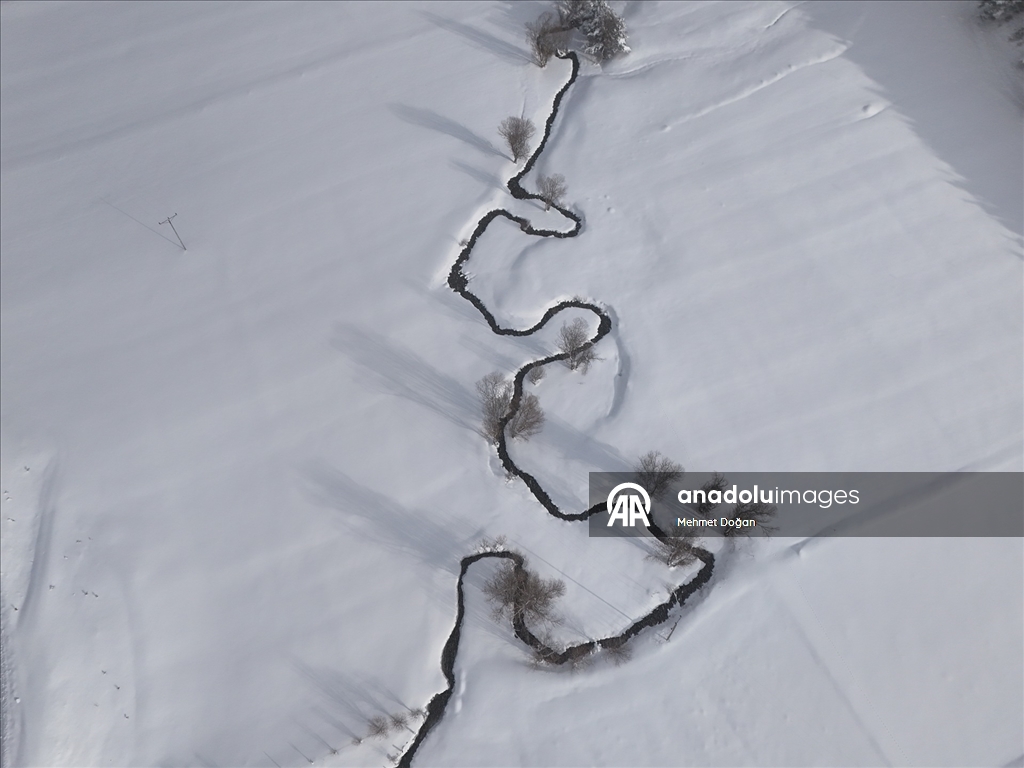 Yozgat'ta kar güzelliği eklenen menderesler havadan görüntülendi