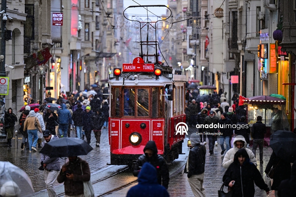 İstanbul'da kar yağışı etkisini sürdürüyor