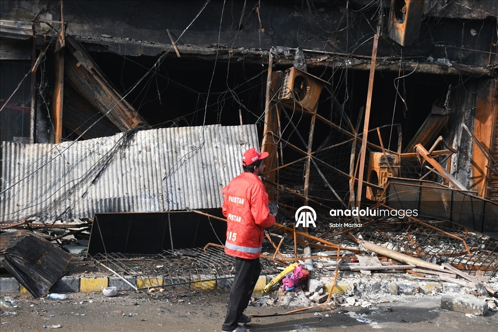 Число погибших при пожаре в торговом центре в Пакистане возросло до 14