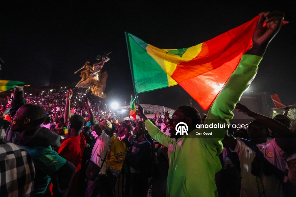 Сенегальцы празднуют победу сборной в Кубке Африки по футболу